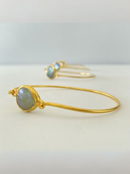 Pulsera dorada con piedras