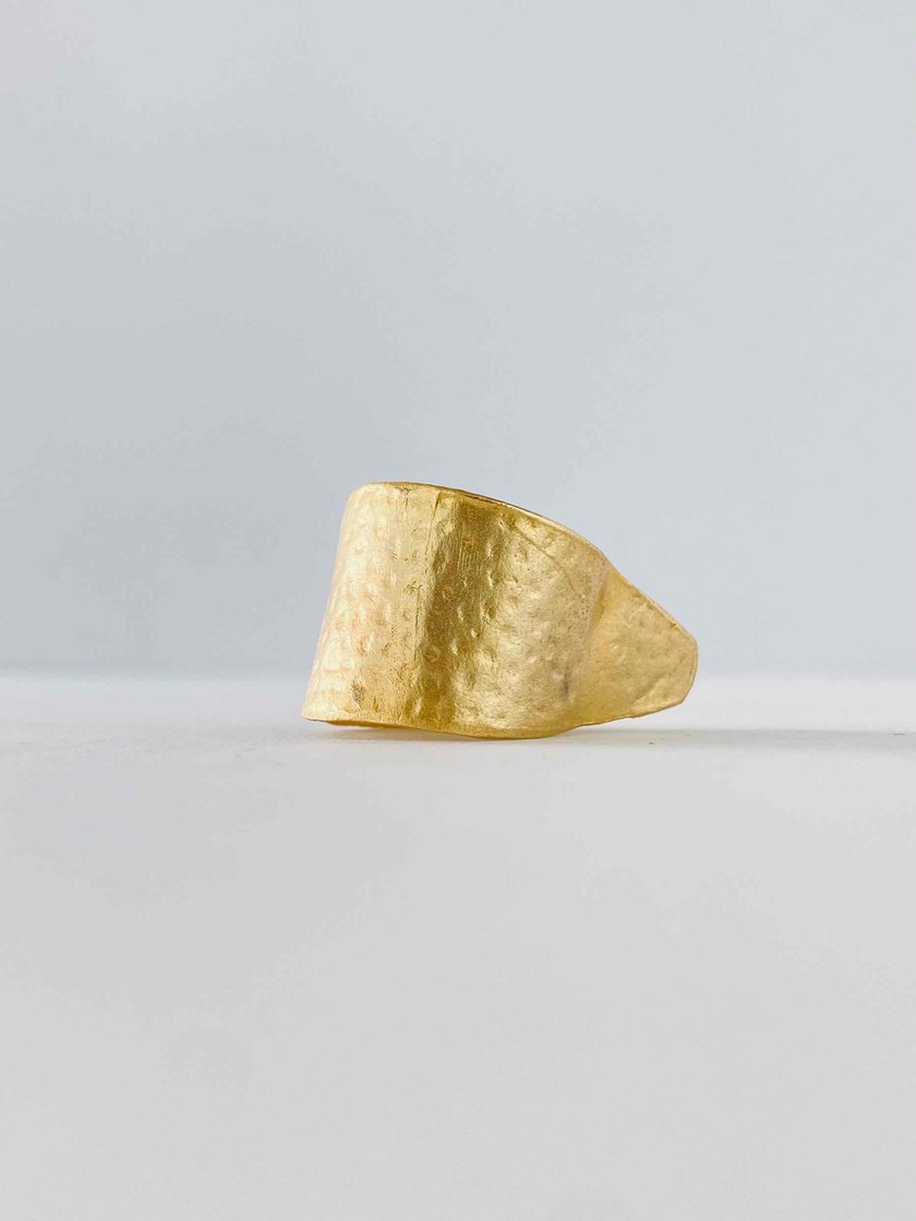 Anillo dorado amartillado